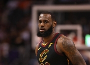 雷速体育-关于詹姆斯迎来二十赛季高光表现，塞尔维亚队球迷沸腾！的信息