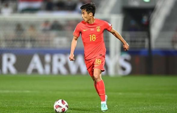 关于浙江队训练开放日，关键战外线爆发引观众欢呼，亚洲杯在即，资深球员宣示担当的信息