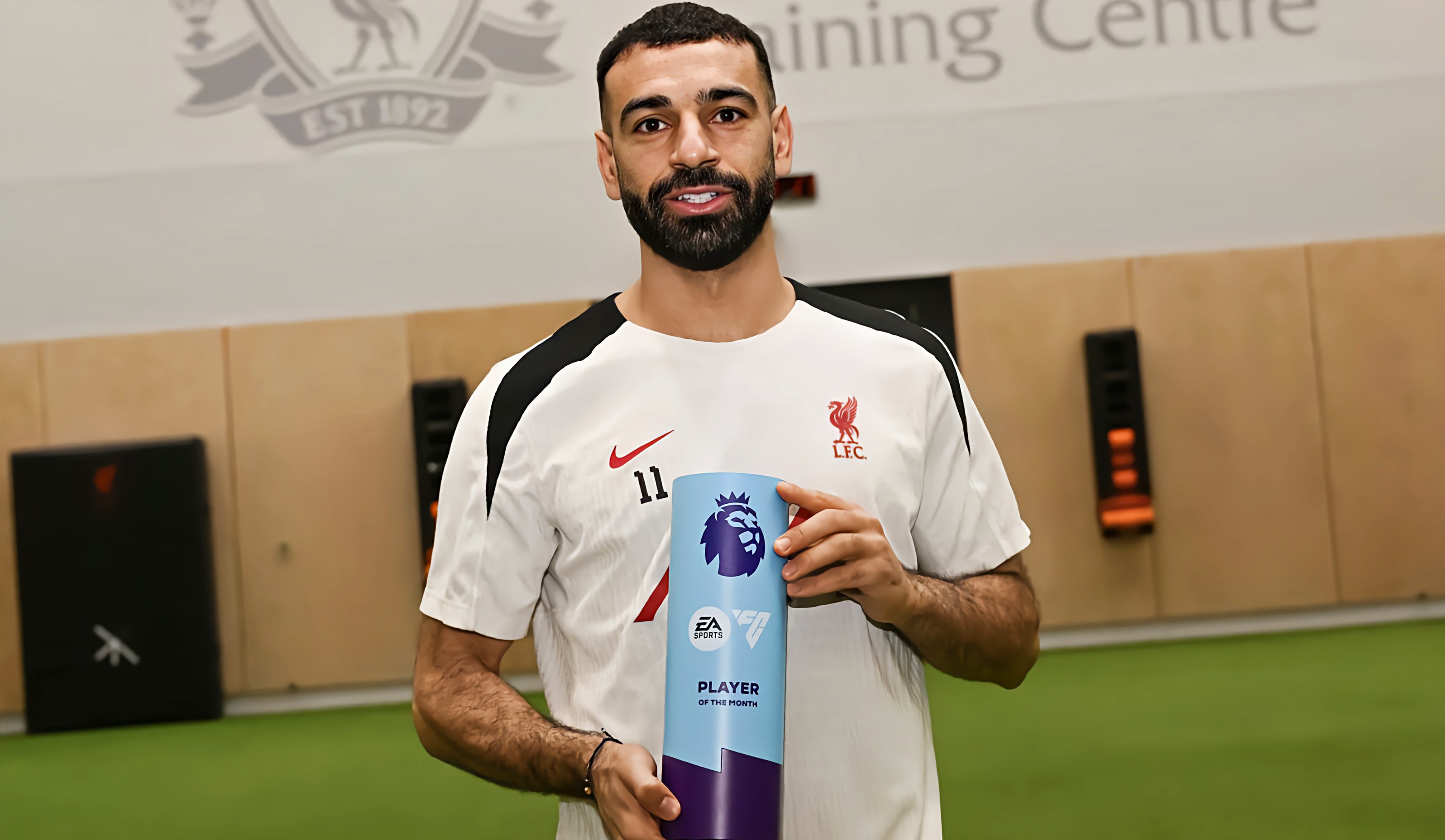 重要助攻首场状态出色,巴黎圣日耳曼观众沸腾!,萨拉赫重返赛场引发球迷热议的简单介绍 重要助攻首场状态出色,巴黎圣日耳曼观众沸腾!,萨拉赫重返赛场引发球迷热议的简单介绍