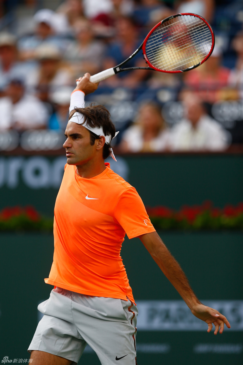 爆冷引发热议！，费德勒在巴黎圣日耳曼比赛中晋级下一阶段观众掌声雷动(费德勒温网出局票价)