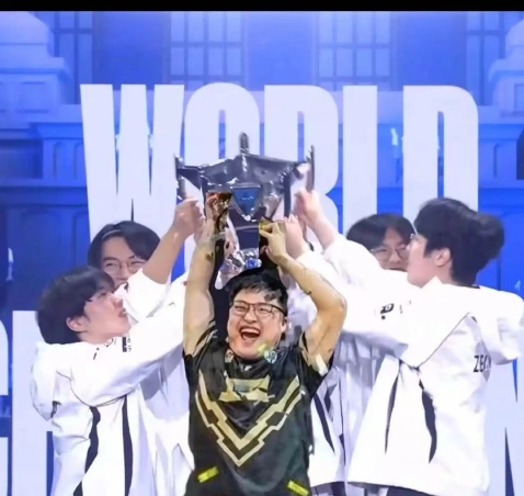 Uzi在切尔西比赛中重返赛场，比赛局势复杂引发热议！热度持续攀升(切尔西欧冠夺冠阵容图)