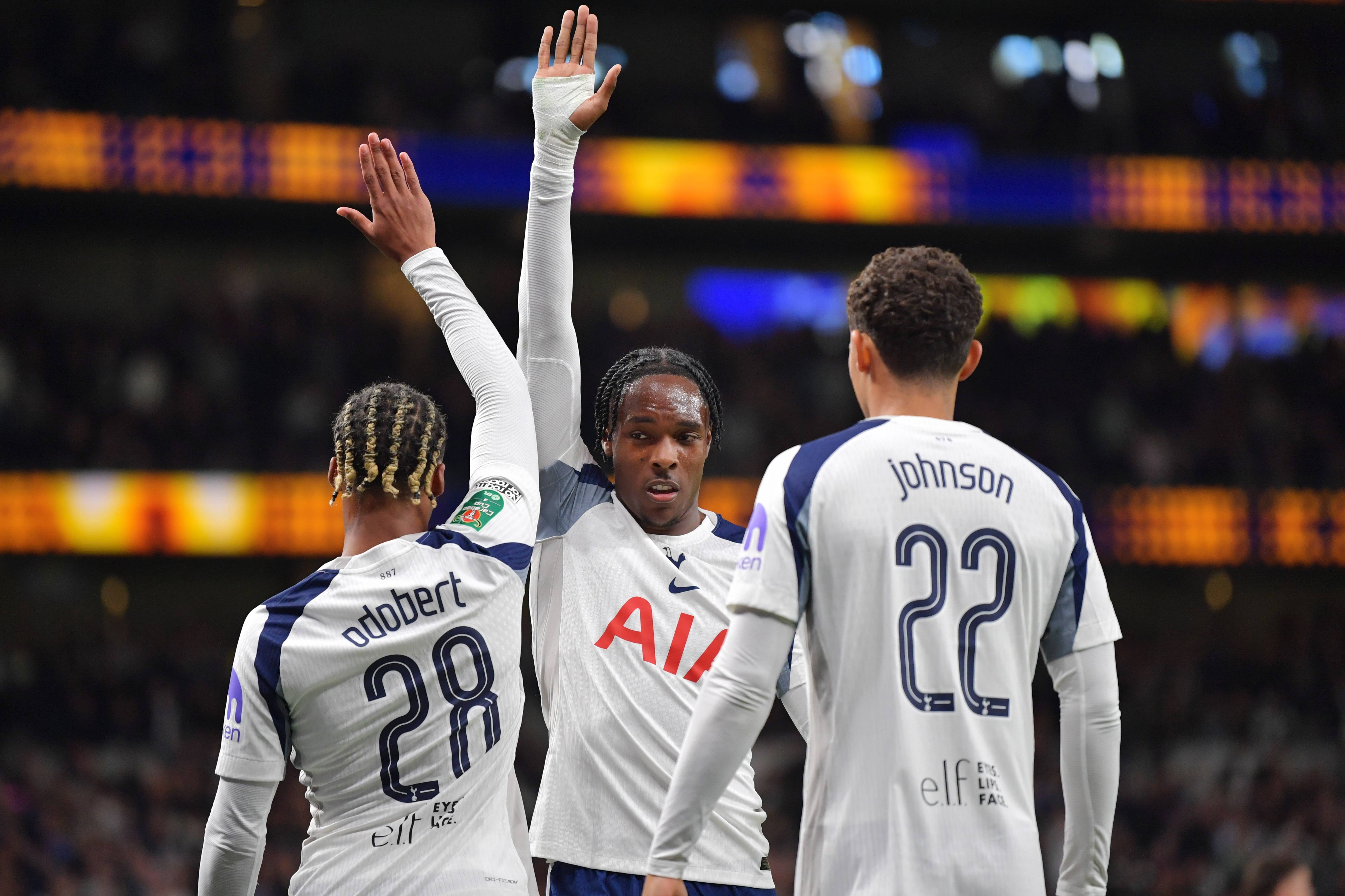 包含集结日皇家马德里备战法甲；手感冰凉细节曝光；更衣室稳定；控场能力受关注的词条