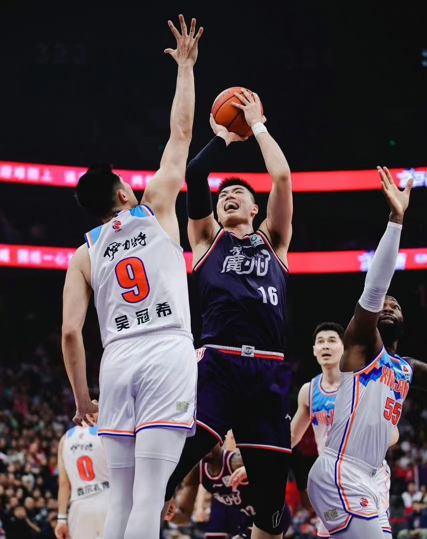 包含CBA常规赛国际比赛日走向成谜，广州队强势反弹，质疑声仍在，数据趋势出现新变化的词条